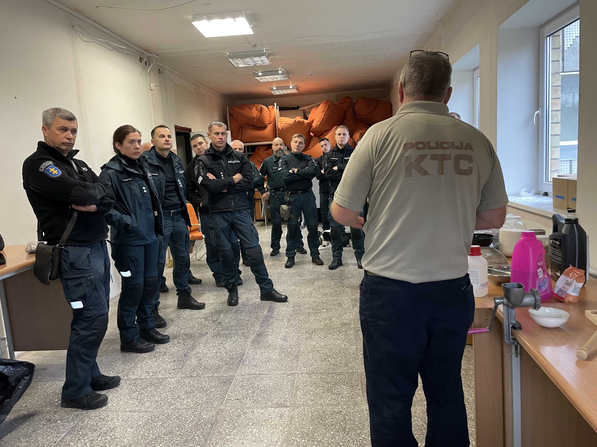 Mokymai „Sprogstamųjų (narkotinių) medžiagų pėdsakų paieška ir paėmimas, atliekant automobilio ar patalpos apžiūrą. Savadarbių sprogmenų (sintetinių narkotinių medžiagų) gamybos vietos (laboratorijos) tyrimo ypatumai, atliekant įvykio vietos apžiūrą...“ (4)