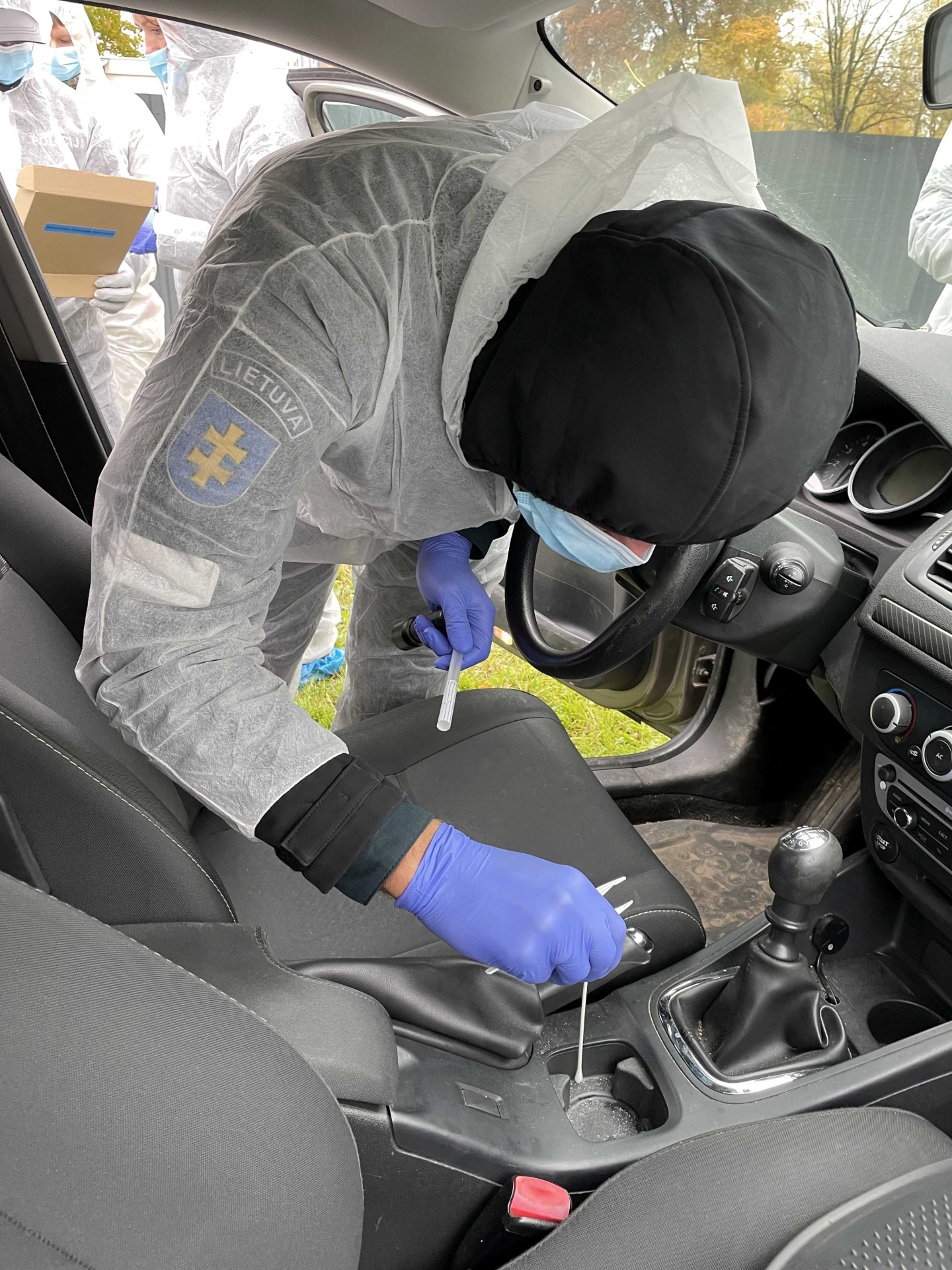Mokymai „Sprogstamųjų (narkotinių) medžiagų pėdsakų paieška ir paėmimas, atliekant automobilio ar patalpos apžiūrą. Savadarbių sprogmenų (sintetinių narkotinių medžiagų) gamybos vietos (laboratorijos) tyrimo ypatumai, atliekant įvykio vietos apžiūrą...“ (12)