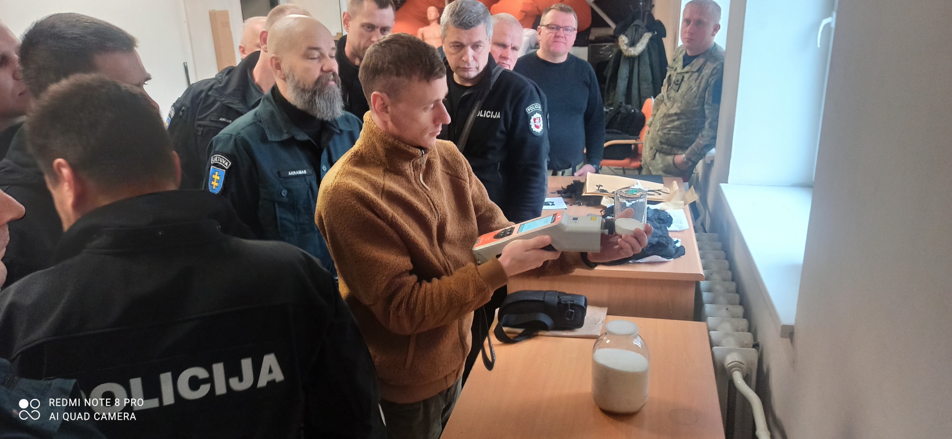 Mokymai „Sprogstamųjų (narkotinių) medžiagų pėdsakų paieška ir paėmimas, atliekant automobilio ar patalpos apžiūrą. Savadarbių sprogmenų (sintetinių narkotinių medžiagų) gamybos vietos (laboratorijos) tyrimo ypatumai, atliekant įvykio vietos apžiūrą...“ (16)