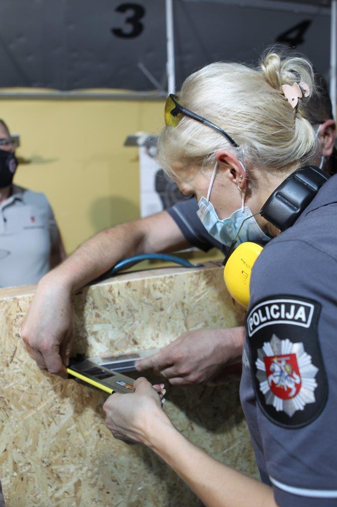 Šaunamojo ginklo panaudojimo pėdsakų fiksavimas ir paėmimas įvykio vietos apžiūros metu, nusikaltimo vietos rekonstrukcija (20)