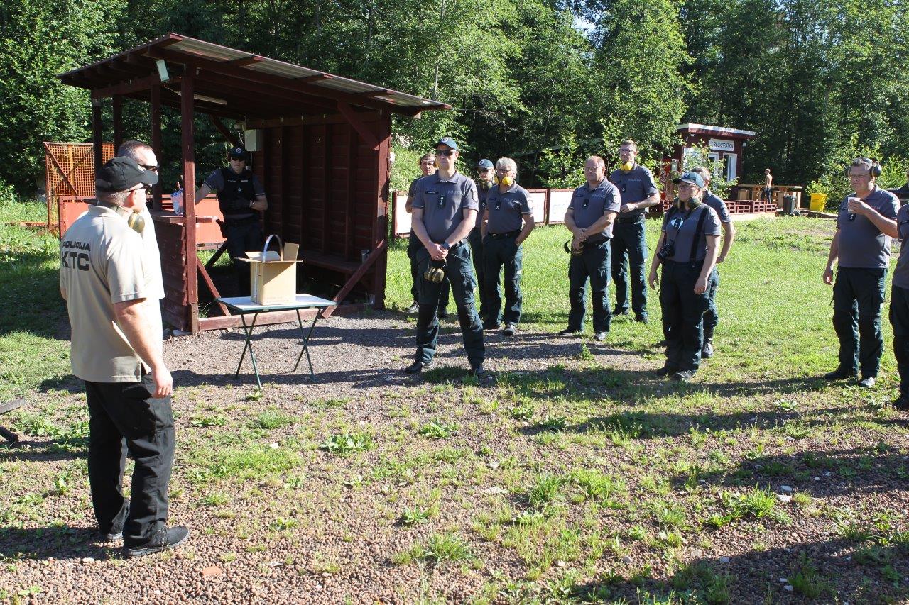 Šaunamojo ginklo panaudojimo pėdsakų fiksavimas ir paėmimas įvykio vietos apžiūros metu, nusikaltimo vietos rekonstrukcija (26)