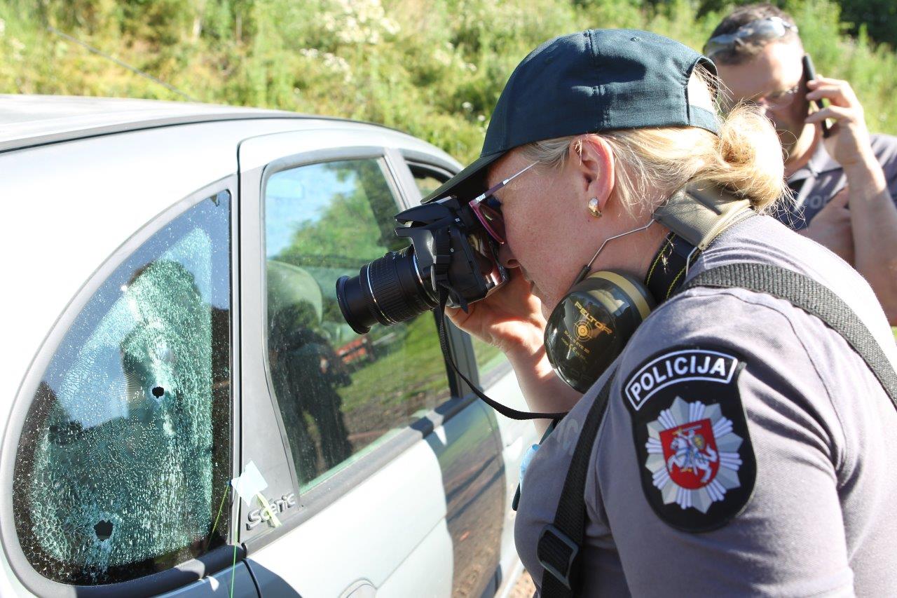 Šaunamojo ginklo panaudojimo pėdsakų fiksavimas ir paėmimas įvykio vietos apžiūros metu, nusikaltimo vietos rekonstrukcija (29)