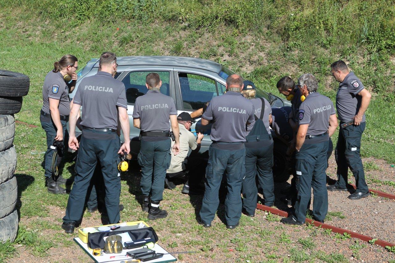 Šaunamojo ginklo panaudojimo pėdsakų fiksavimas ir paėmimas įvykio vietos apžiūros metu, nusikaltimo vietos rekonstrukcija (30)