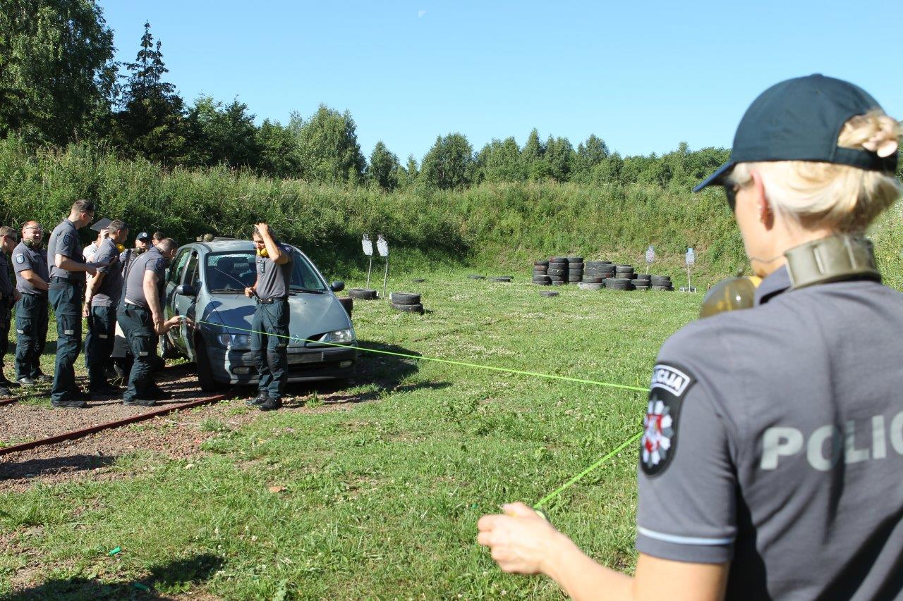 Šaunamojo ginklo panaudojimo pėdsakų fiksavimas ir paėmimas įvykio vietos apžiūros metu, nusikaltimo vietos rekonstrukcija (32)