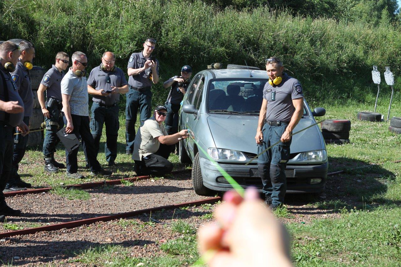 Šaunamojo ginklo panaudojimo pėdsakų fiksavimas ir paėmimas įvykio vietos apžiūros metu, nusikaltimo vietos rekonstrukcija (33)
