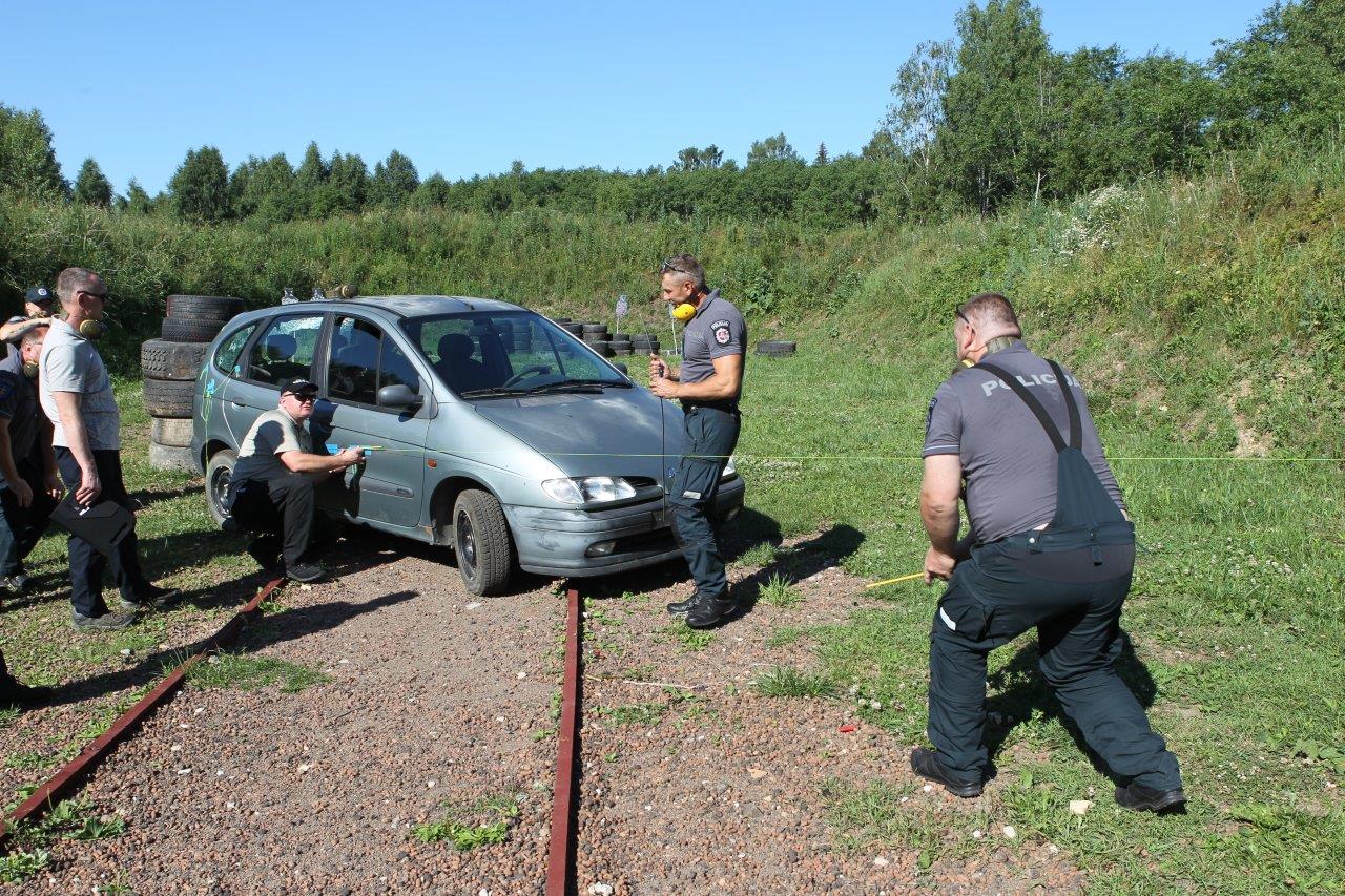 Šaunamojo ginklo panaudojimo pėdsakų fiksavimas ir paėmimas įvykio vietos apžiūros metu, nusikaltimo vietos rekonstrukcija (34)