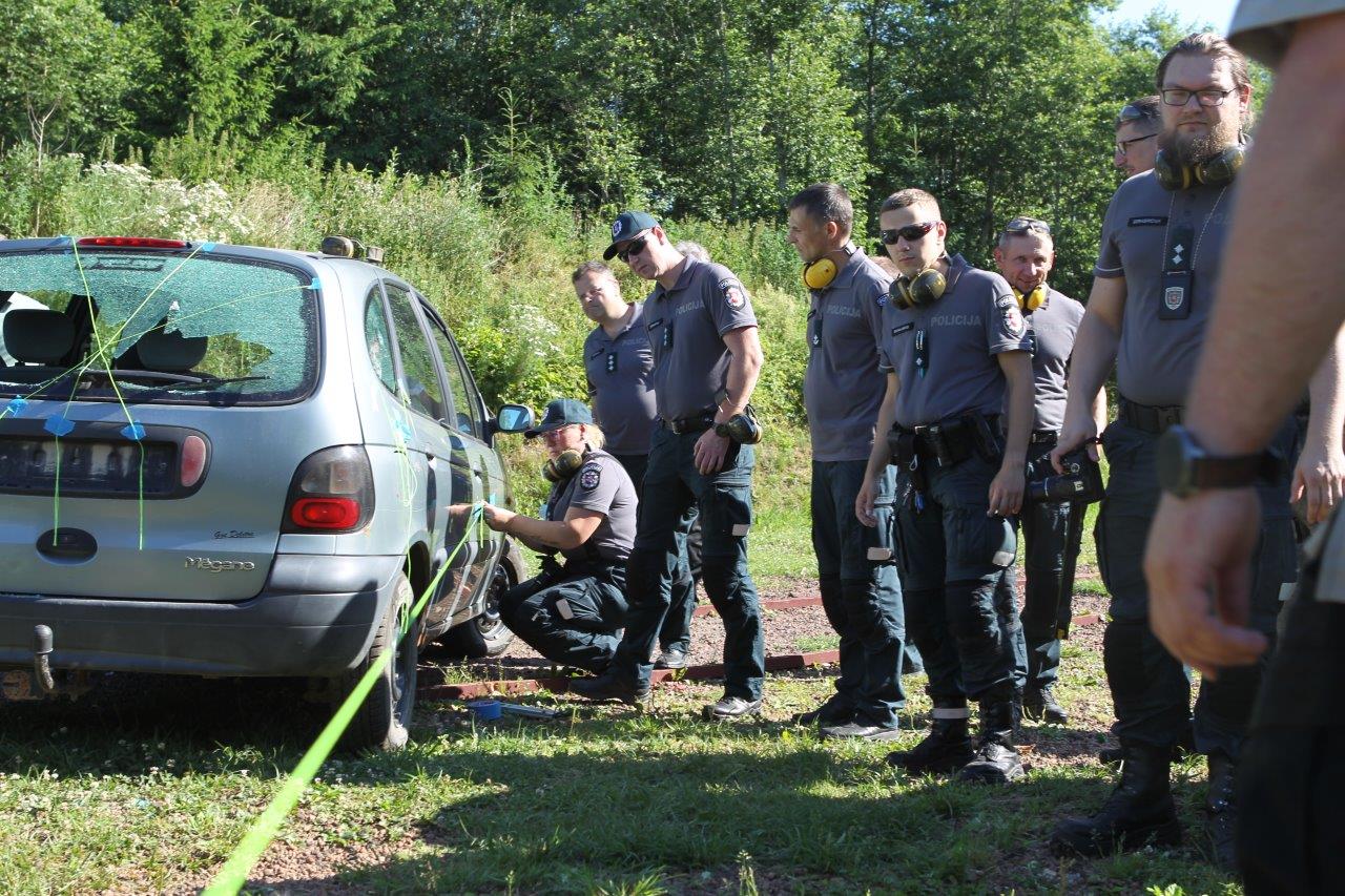 Šaunamojo ginklo panaudojimo pėdsakų fiksavimas ir paėmimas įvykio vietos apžiūros metu, nusikaltimo vietos rekonstrukcija (36)