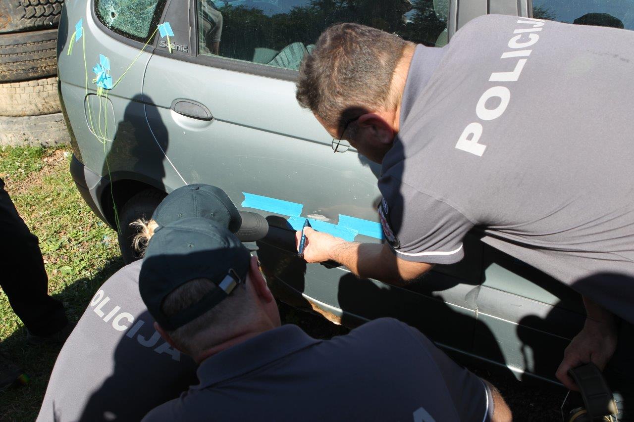 Šaunamojo ginklo panaudojimo pėdsakų fiksavimas ir paėmimas įvykio vietos apžiūros metu, nusikaltimo vietos rekonstrukcija (38)