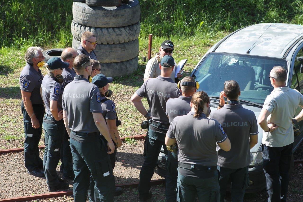 Šaunamojo ginklo panaudojimo pėdsakų fiksavimas ir paėmimas įvykio vietos apžiūros metu, nusikaltimo vietos rekonstrukcija (39)
