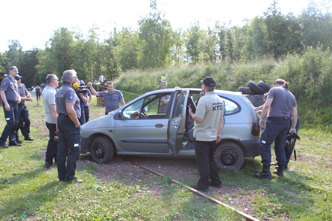 Šaunamojo ginklo panaudojimo pėdsakų fiksavimas ir paėmimas įvykio vietos apžiūros metu, nusikaltimo vietos rekonstrukcija (42)