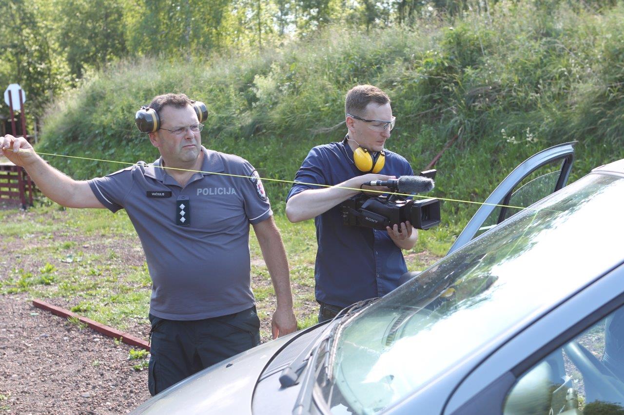 Šaunamojo ginklo panaudojimo pėdsakų fiksavimas ir paėmimas įvykio vietos apžiūros metu, nusikaltimo vietos rekonstrukcija (43)