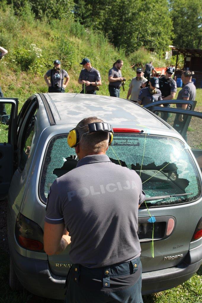 Šaunamojo ginklo panaudojimo pėdsakų fiksavimas ir paėmimas įvykio vietos apžiūros metu, nusikaltimo vietos rekonstrukcija (46)