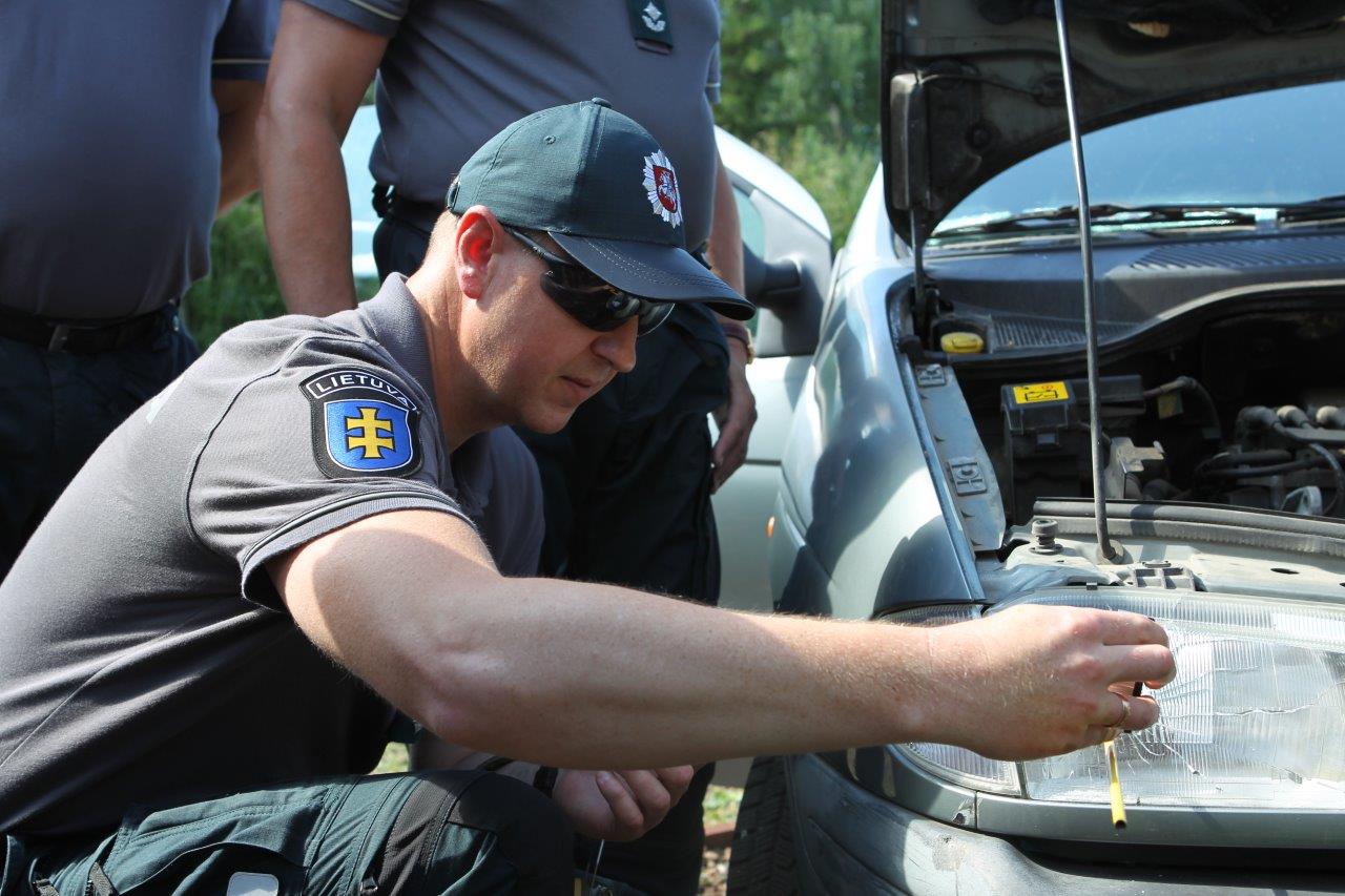 Šaunamojo ginklo panaudojimo pėdsakų fiksavimas ir paėmimas įvykio vietos apžiūros metu, nusikaltimo vietos rekonstrukcija (48)