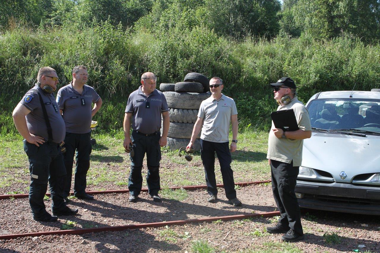 Šaunamojo ginklo panaudojimo pėdsakų fiksavimas ir paėmimas įvykio vietos apžiūros metu, nusikaltimo vietos rekonstrukcija (50)