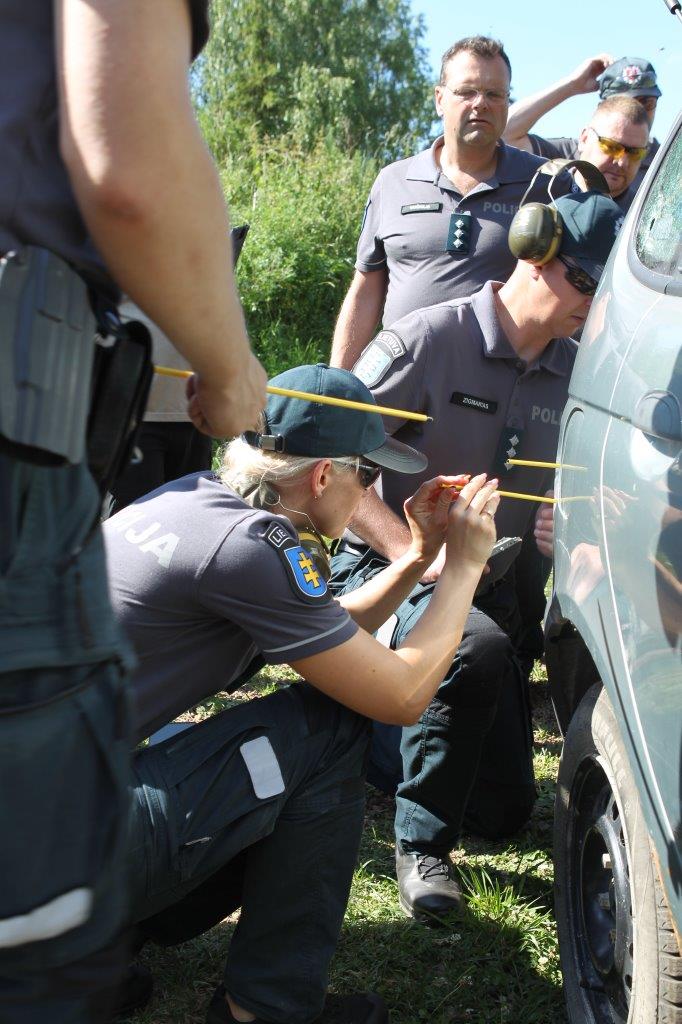Šaunamojo ginklo panaudojimo pėdsakų fiksavimas ir paėmimas įvykio vietos apžiūros metu, nusikaltimo vietos rekonstrukcija (52)