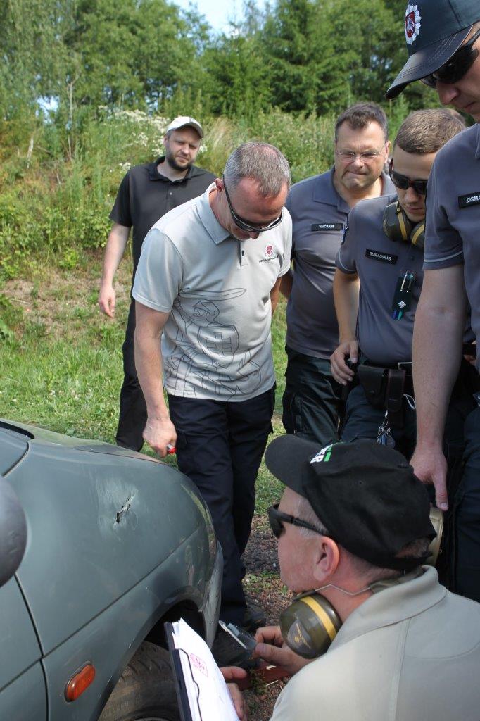 Šaunamojo ginklo panaudojimo pėdsakų fiksavimas ir paėmimas įvykio vietos apžiūros metu, nusikaltimo vietos rekonstrukcija (55)