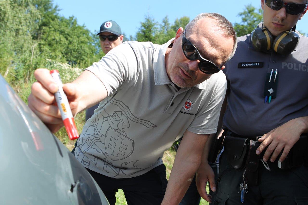 Šaunamojo ginklo panaudojimo pėdsakų fiksavimas ir paėmimas įvykio vietos apžiūros metu, nusikaltimo vietos rekonstrukcija (56)