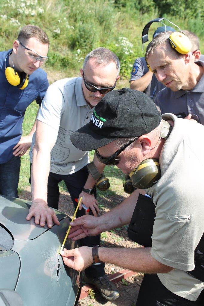 Šaunamojo ginklo panaudojimo pėdsakų fiksavimas ir paėmimas įvykio vietos apžiūros metu, nusikaltimo vietos rekonstrukcija (57)