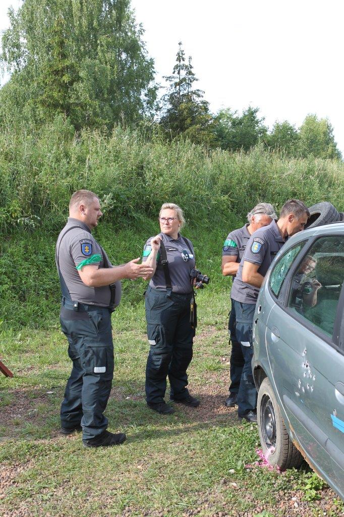Šaunamojo ginklo panaudojimo pėdsakų fiksavimas ir paėmimas įvykio vietos apžiūros metu, nusikaltimo vietos rekonstrukcija (62)