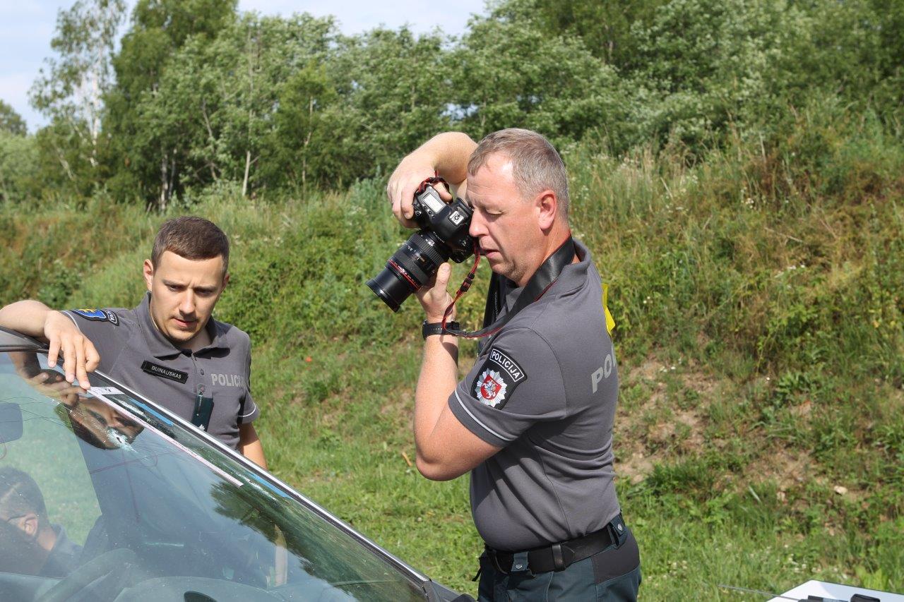 Šaunamojo ginklo panaudojimo pėdsakų fiksavimas ir paėmimas įvykio vietos apžiūros metu, nusikaltimo vietos rekonstrukcija (63)