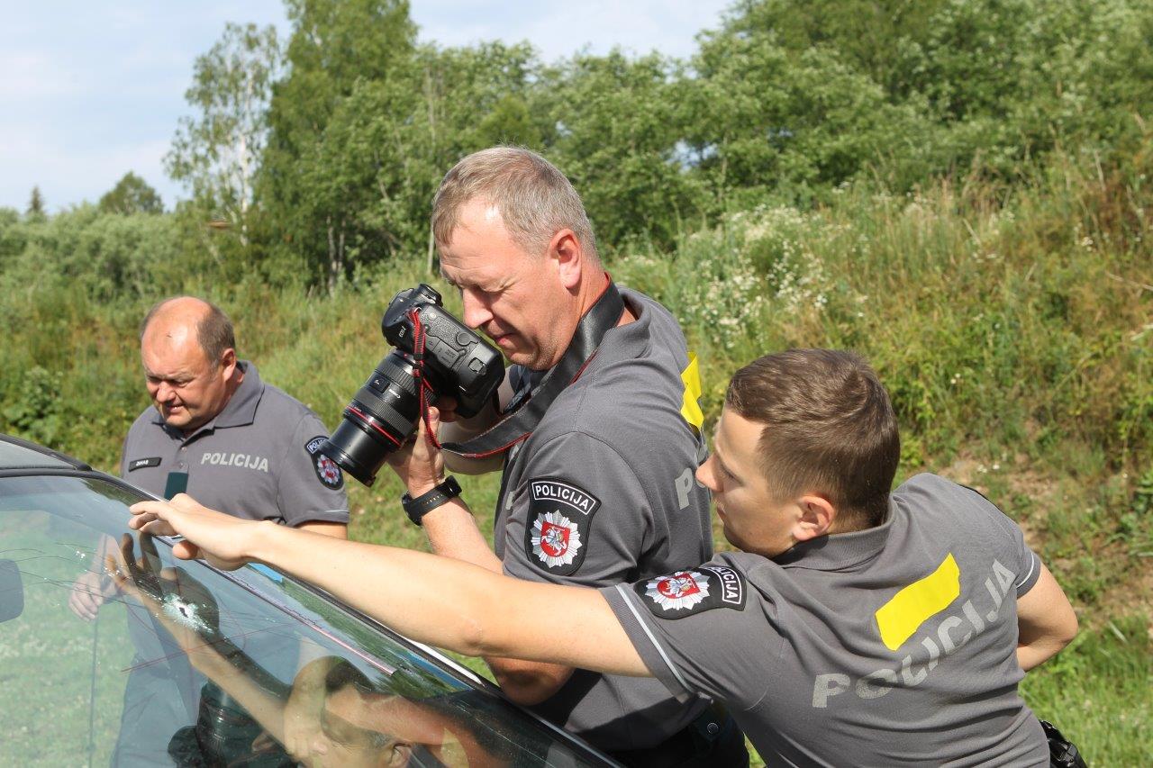 Šaunamojo ginklo panaudojimo pėdsakų fiksavimas ir paėmimas įvykio vietos apžiūros metu, nusikaltimo vietos rekonstrukcija (64)