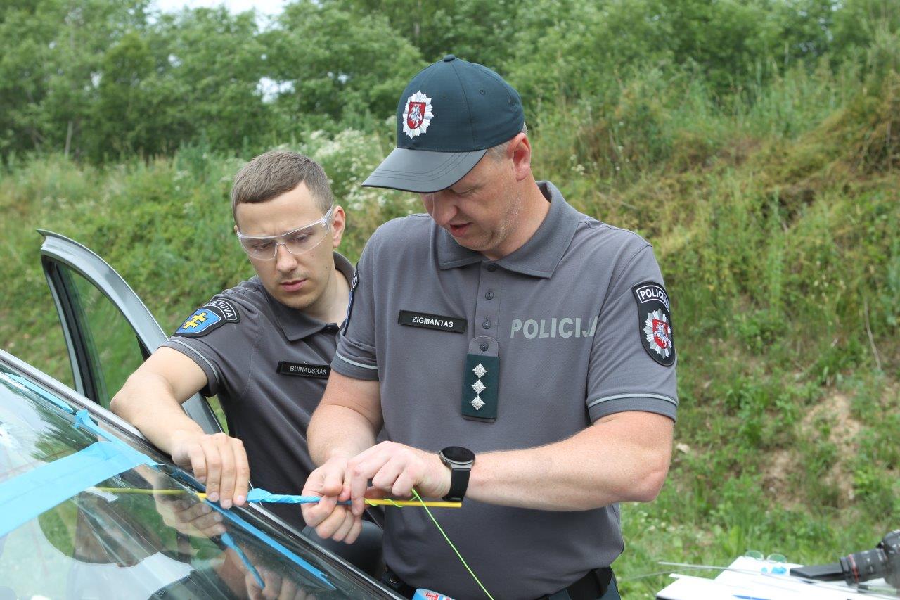Šaunamojo ginklo panaudojimo pėdsakų fiksavimas ir paėmimas įvykio vietos apžiūros metu, nusikaltimo vietos rekonstrukcija (67)