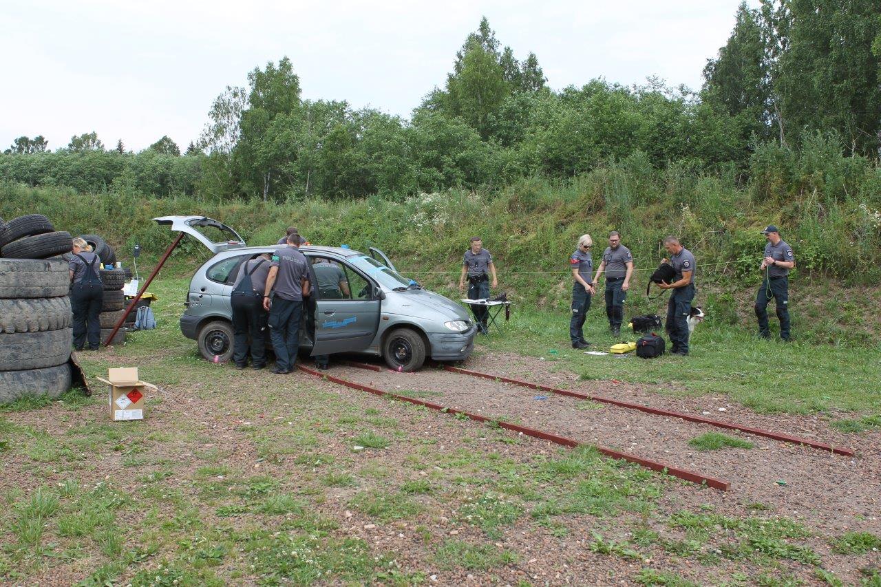 Šaunamojo ginklo panaudojimo pėdsakų fiksavimas ir paėmimas įvykio vietos apžiūros metu, nusikaltimo vietos rekonstrukcija (68)