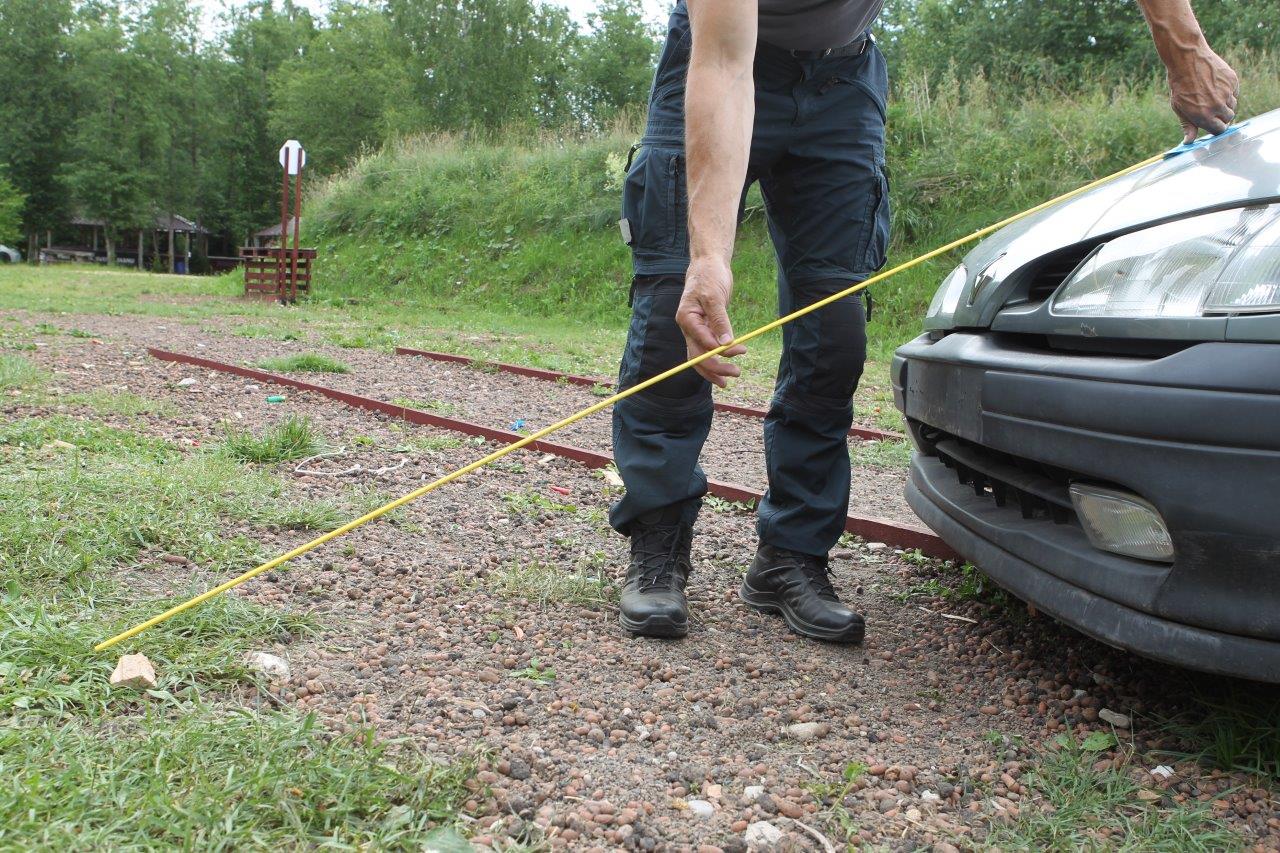 Šaunamojo ginklo panaudojimo pėdsakų fiksavimas ir paėmimas įvykio vietos apžiūros metu, nusikaltimo vietos rekonstrukcija (70)